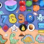 Дерев'яна багатофункціональна гра-сортер TREE TOYS – навчальна дошка для дітей з ігровим полем, цифрами, математичними знаками, фігурами (фрукти), динозаврами, магнітною риболовлею (1 вудка, 12 рибок), спінером та лабіринтом